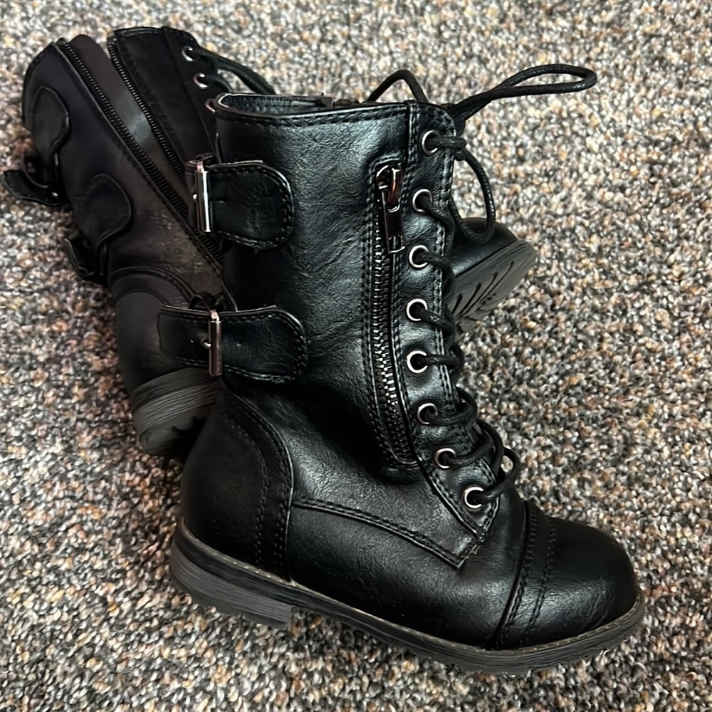 Toddlers girl boots size 9. In excellent condition.used a few times.